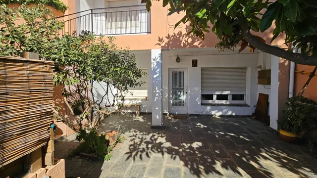 CASA PLANTA BAJA CON 2 VECINOS CON JARDÍN — 49