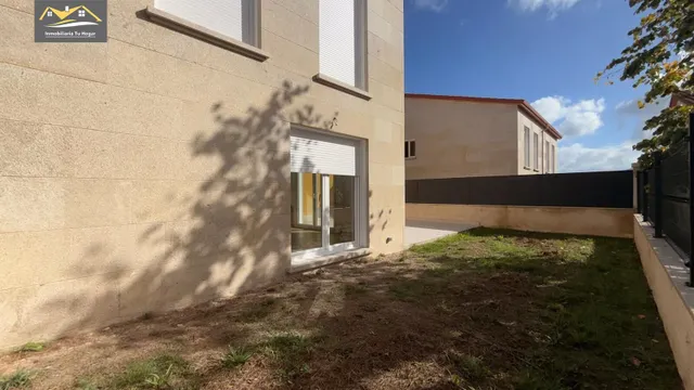 Chalé adosado, con terraza 30m , jardín 70m , garaje para 2 coches. 5 habitaciones. 3 baños. Cocina salón comedor de 35 m2. Magnificas vistas. Muy soleados — 18