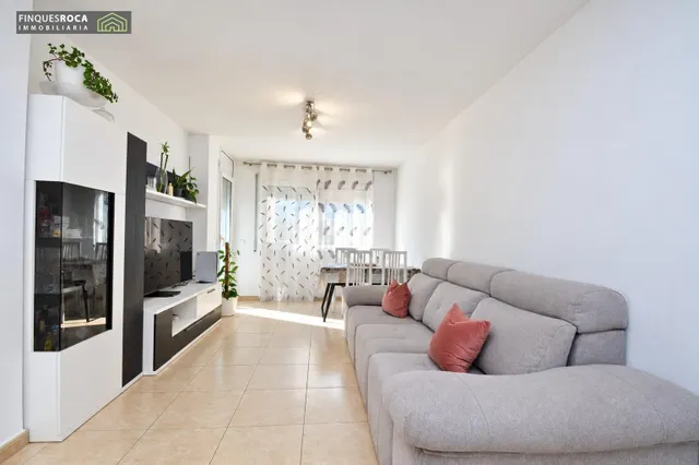 **AMPLIO PISO DE 3 habitaciones CON BALCÓN Y TERRAZA EN LA RÀPITA** — 24