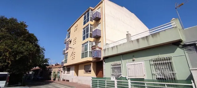 Se vende Piso OKUPADO en Calle Calle Carril Torre Ibañez 25 