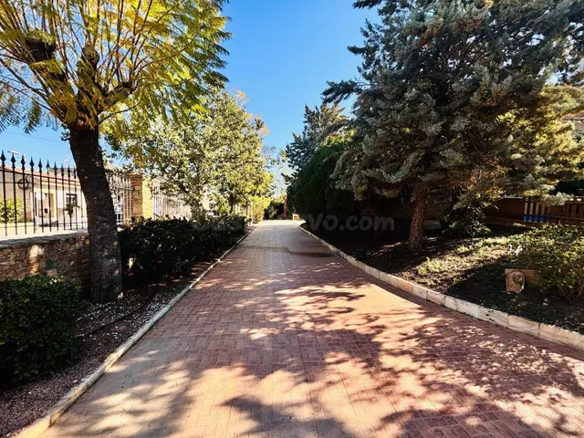 VILLA CON 2 VIVIENDAS EN PARCELA PRIVADA DE 2.500 M2 CERCA D - foto 2