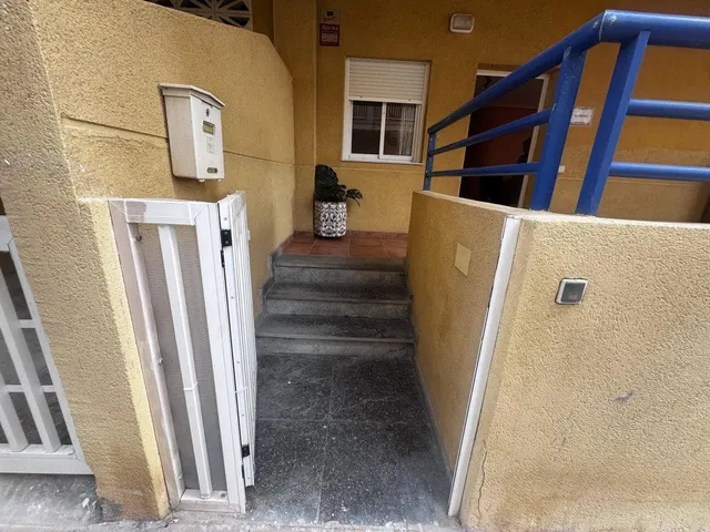 APARTAMENTO A ESCASOS METROS DEL MAR, CON PISCINA. — 25