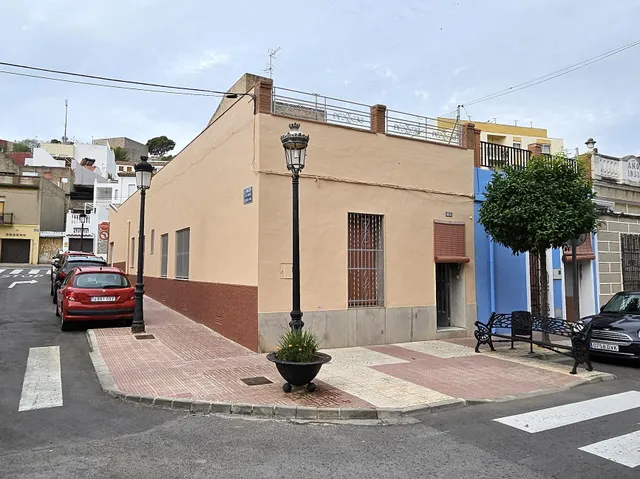 Se vende casa en casco antiguo de Oropesa, detrás del ayuntamiento. Casa con fachada a 3 calles — 3