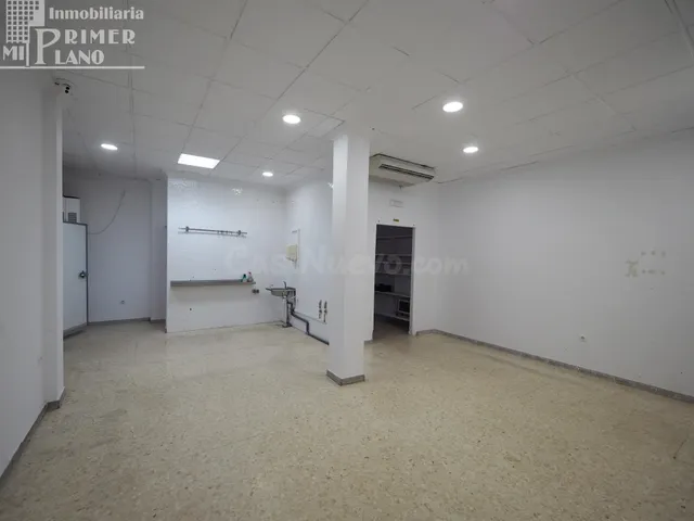 Local en calle Campo de 150 m2, con 2 aseos y acceso para mi - foto 4