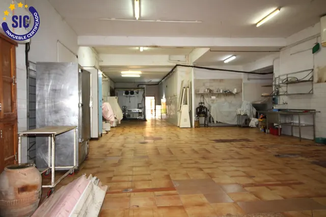 Amplio local comercial céntrico — 13