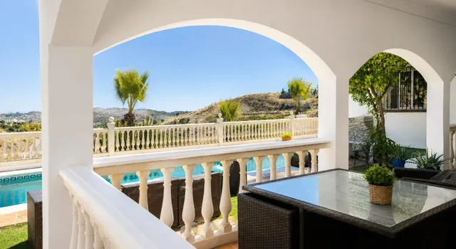 Villa independiente con piscina, vistas al mar y 780 m2 de p - foto 2