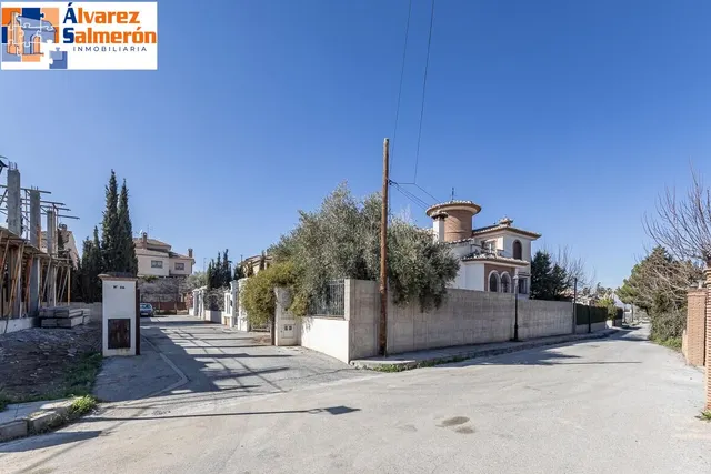 INCREÍBLE CHALET INDEPENDIENTE EN ZONA PRIVILEGIADA — 39