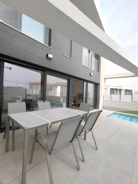 ALTO STANDING - Se vende bonita y amplia VILLA CON SOTANO Y PISCINA PRIVADA, 300 metros de parcela.- — 11