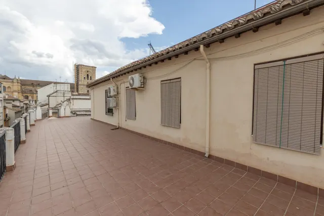 Oportunidad única en pleno corazón de Granada: luminosidad, ubicación y un enorme potencial de transformación — 35