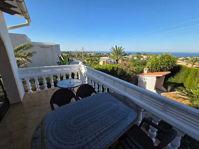 Chalet con 3 viviendas independientes, piscina privada cubierta y vistas al mar — 16