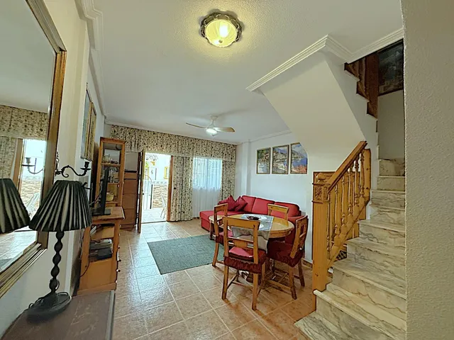 Bonita casa con piscina comunitaria en Punta Prima - foto 4