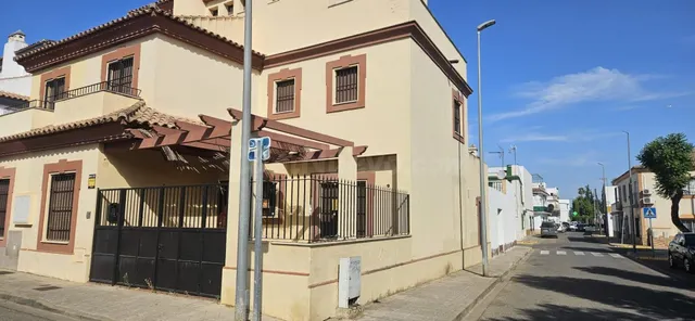 Brenes | Amplia casa de 5 dormitorios, 3 baños, patio con ba - foto 2
