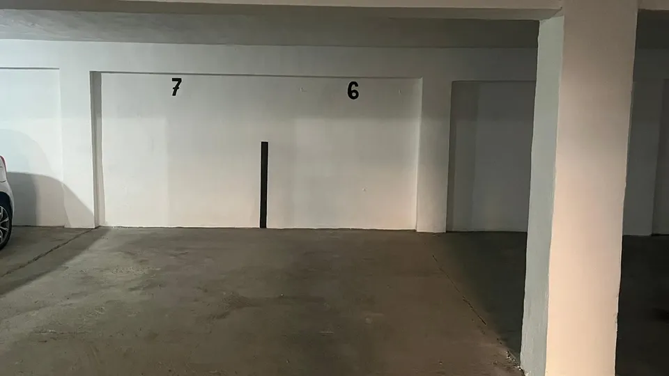 Plaza de garaje para vehículo compacto