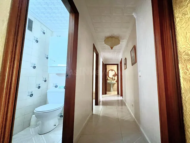 Amplio apartamento (aprox. 90 m2 - 2.ª planta) en primera línea de Playa del Acequión. Gran balcón con vistas al mar (suroeste), piscina comunitaria, cerca del centro, y directamente en la playa. — 26