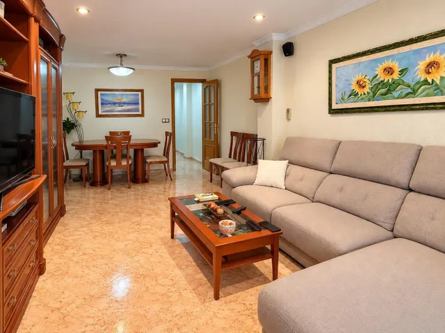 AMPLIO PISO REFORMADO DE 4 habitaciones CON BALCÓN Y ASCENSO