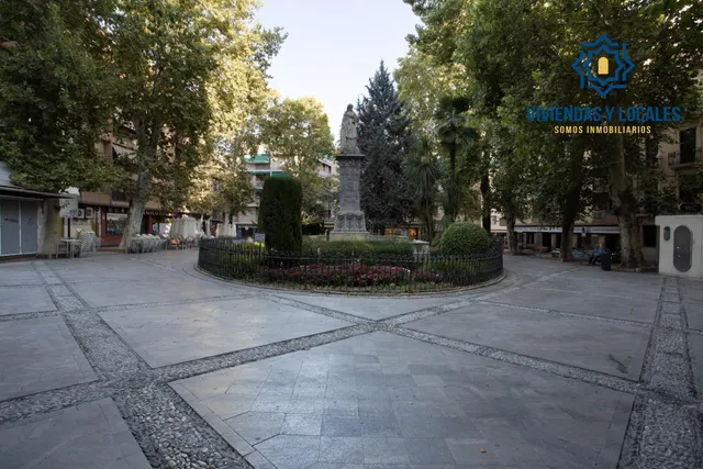 Piso en esquina con terraza y vistas a Plaza Mariana Pineda, Granada — 50