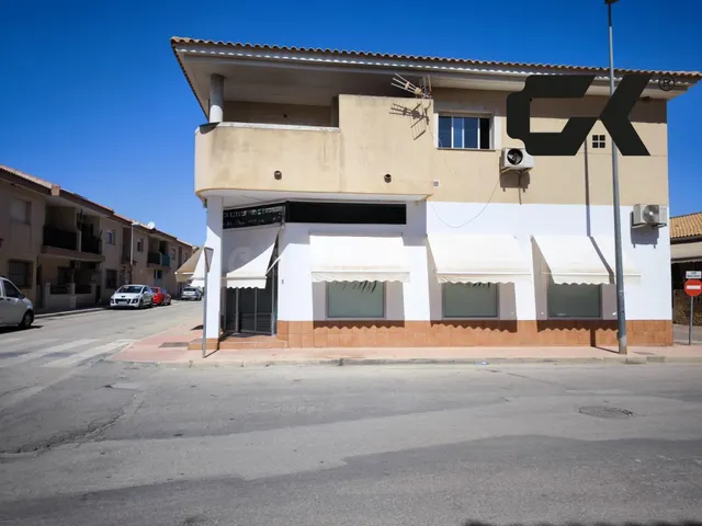 Local comercial esquinero con amplia fachada y escaparates e - foto 2