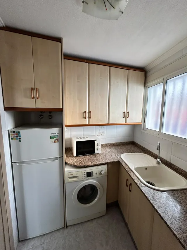 Apartamento con terraza, Alicante, Torrevieja. 2 habitaciones, 63 m2, 650 metros al mar — 32