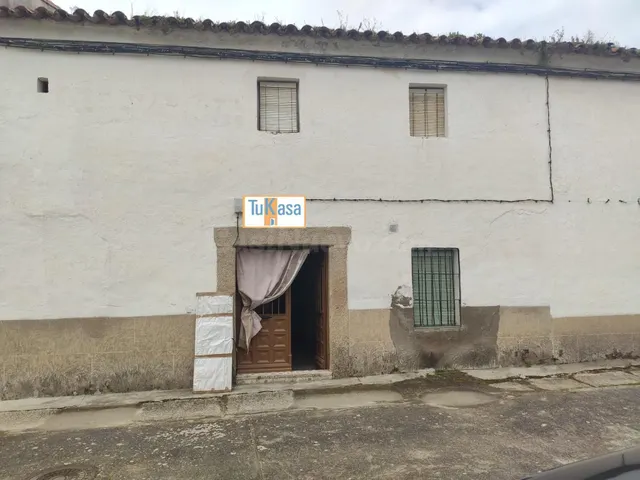 Casa amplia para reformar en Arroyo de la Luz - foto 2