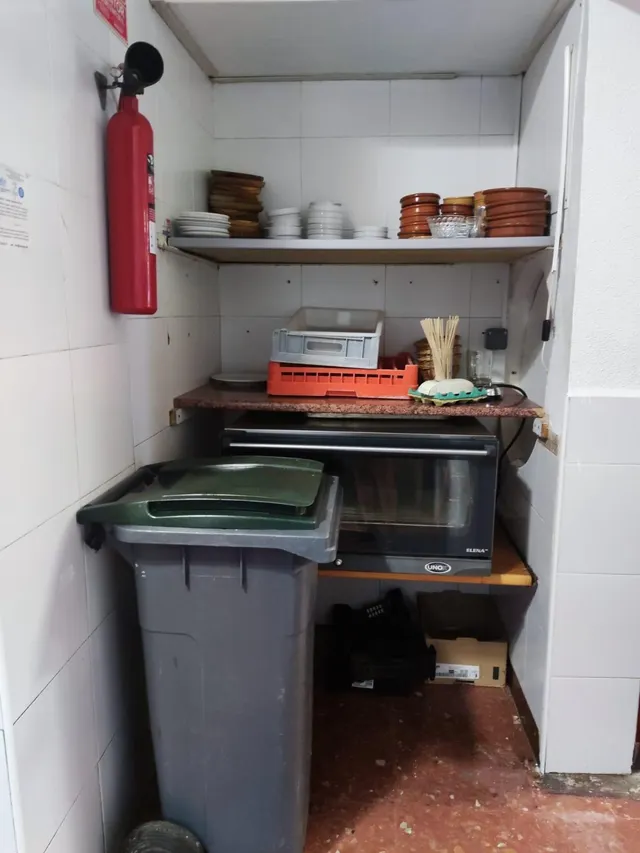 Listo para abrir: licencia de restaurante activa, cocina industrial y salida de humos. — 19