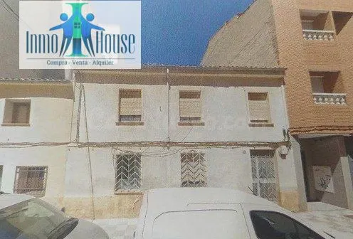 Inmohouse vende casa para reformar o edificar obra nueva.