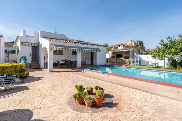 Encantadora Casa con Piscina en Club Montroig