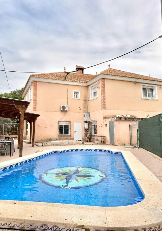 Chalet independiente con parcela de 930 m2, piscina y bajo a - foto 3