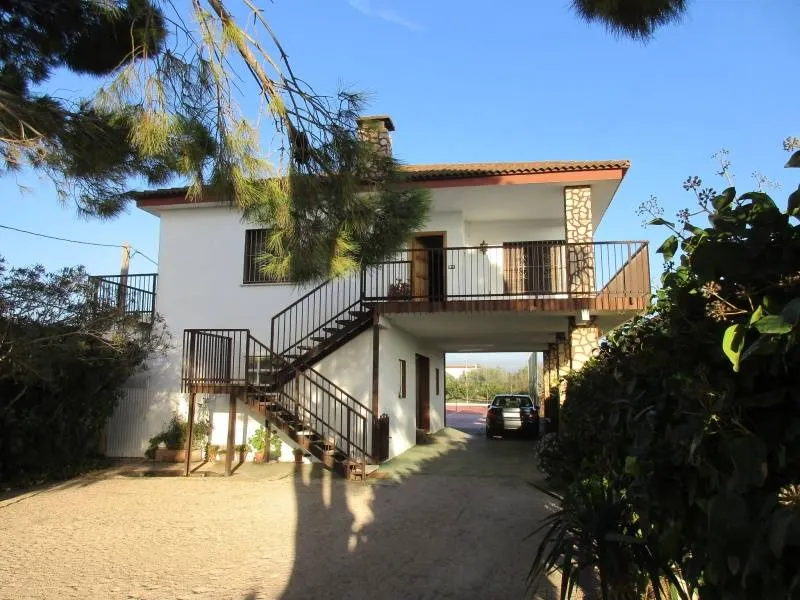 Chalet en venta de dos plantas, con piscina y tres almacenes.