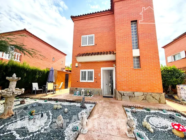 Privacidad y vida al aire libre en este exclusivo chalet con jardín, buhardilla y garaje en Masías — 14