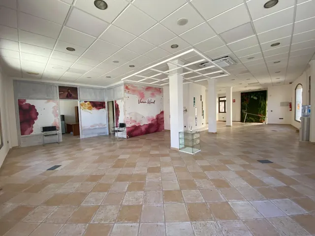 Se vende local en inmejorable zona de Olula