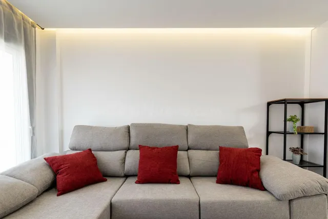 Exclusivo Piso Totalmente Reformado con Terraza en el Centro de Estepona — 3