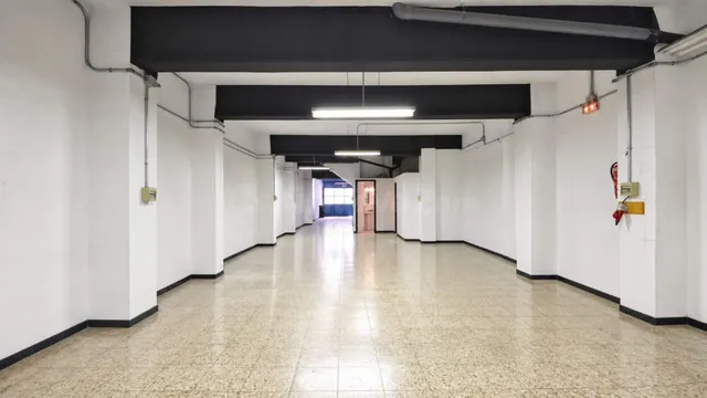 Local comercial diáfano en zona urbana — 5