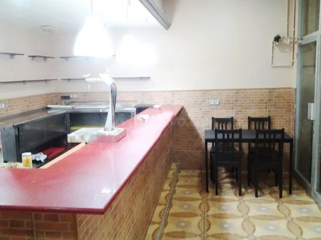 Próximo a zona de alta afluencia de paso