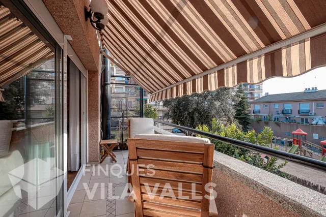 Casa esquinera con jardín privado y estilo inigualable — 14