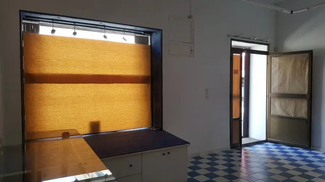 Local  en el centro de la población — 10
