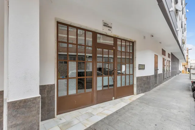 Apartamento de 2 dormitorios con piscina, garaje y trastero cerca del centro de Torrevieja — 26