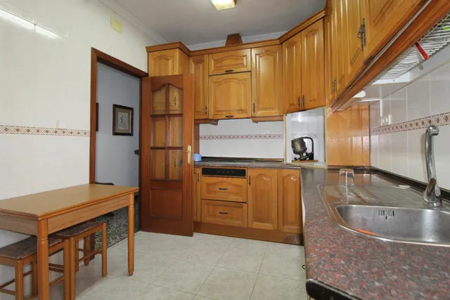 Gran piso en el centro de Torrevieja con 4 dormitorios a 900m del mar — 2