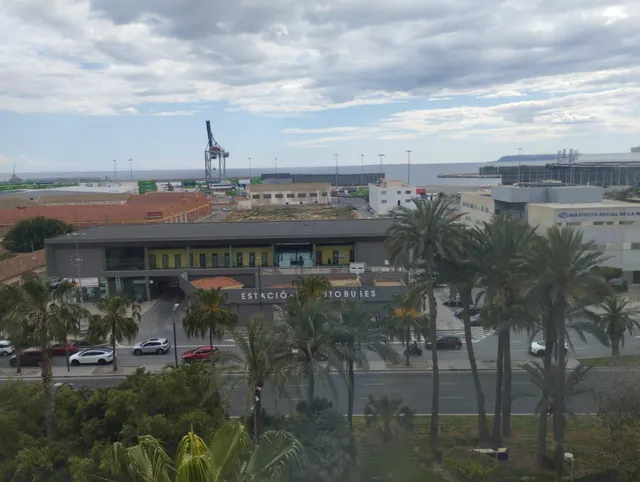 PISO EN EL CENTRO DE ALICANTE FRENTE PUERTO CON VISTAS AL MAR — 8