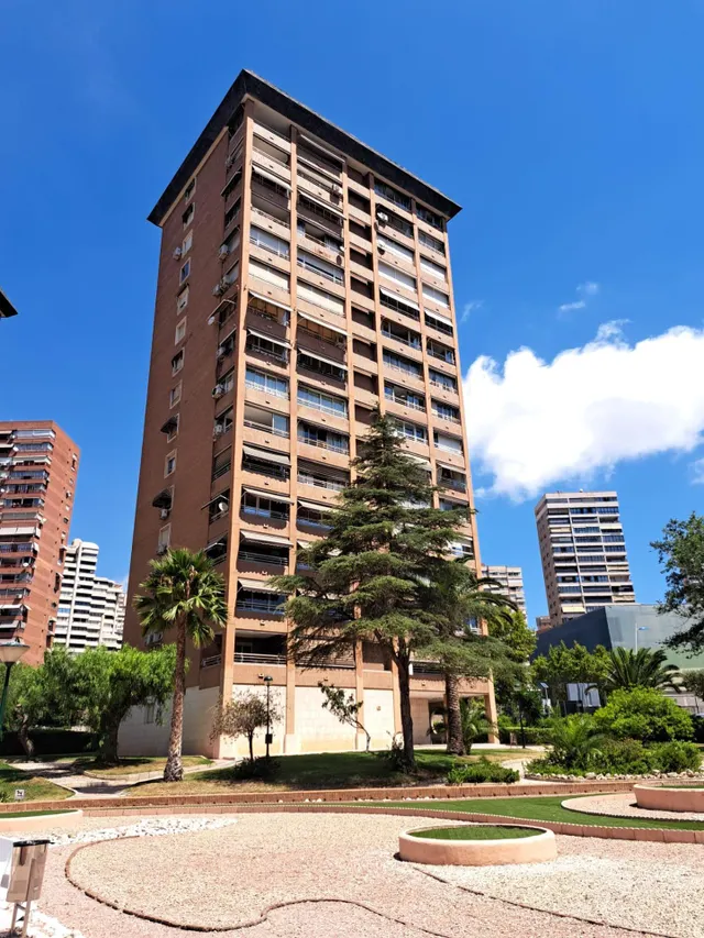 Amplio piso con 4 dormitorios y vistas al mar y Benidorm en zona Levante. — 5