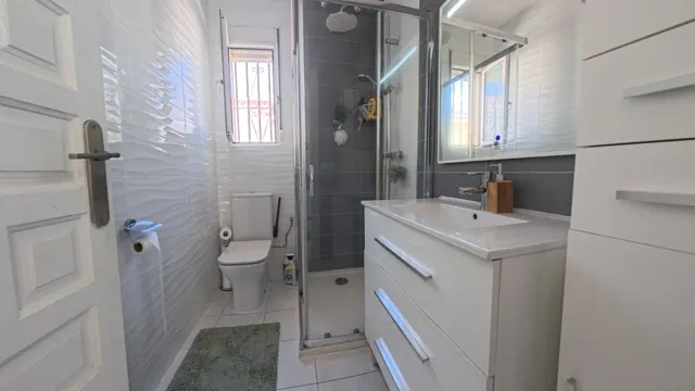 Chalet independiente de 4 habitaciones con piscina divida en dos plantas individuales — 22