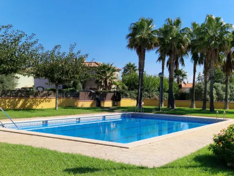 Acogedora Casa Adosada en Miami Platja con Jardín Privado y Piscina Comunitaria