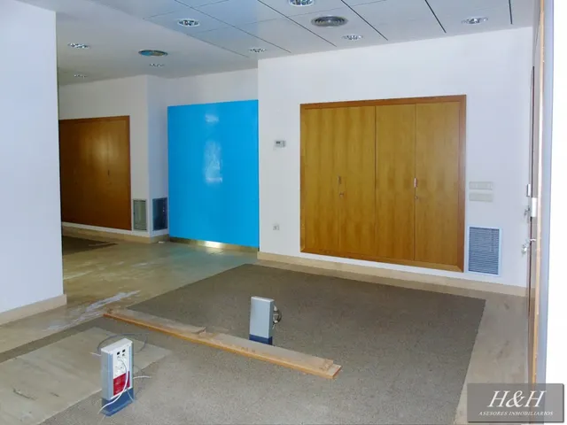 Se alquila oficina/local en Zona Ayuntamiento. / HH Asesores, Inmobiliaria en Burjassot/. — 2