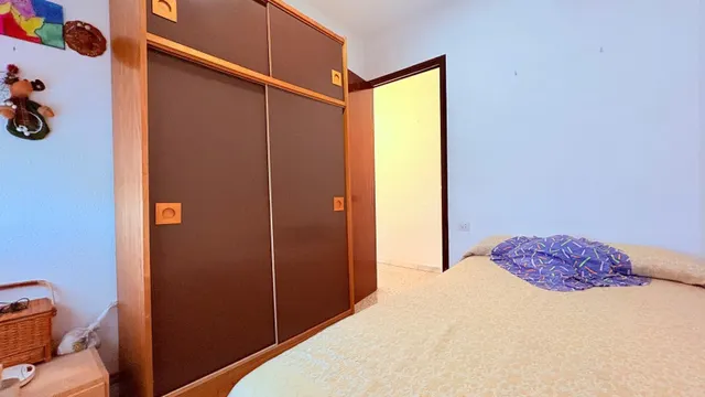 Pis cantoner totalment exterior amb balcó, orientat al sud i ascensor — 18