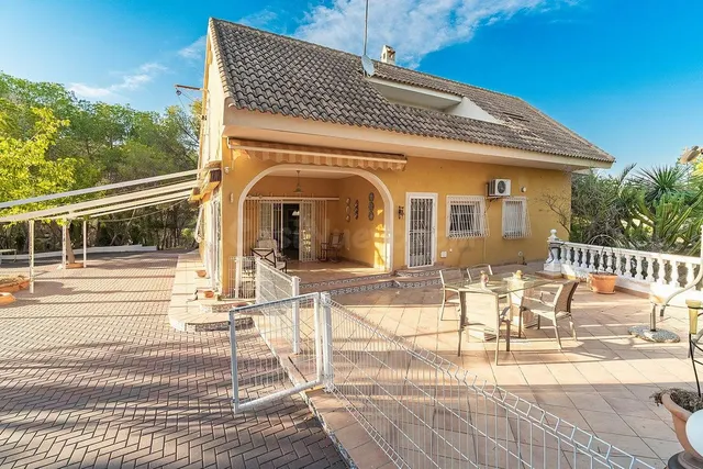 Espectacular finca con 2 viviendas independientes y 7.000 m2 - foto 4