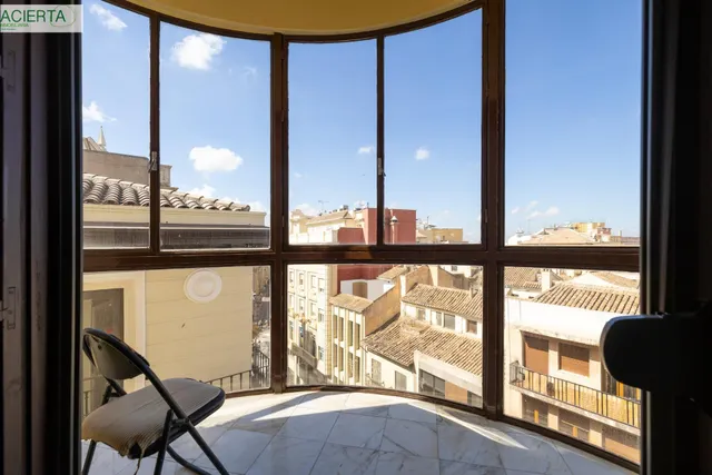GRAN PISO EN PLAZA DEL CARMEN FRENTE AL AYUNTAMIENTO. — 6