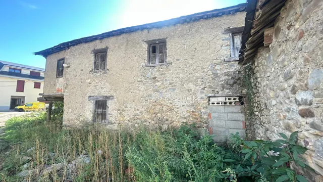 Amplia Casa de Piedra en Dehesas - Oportunidad Única por 29.000 € — 3