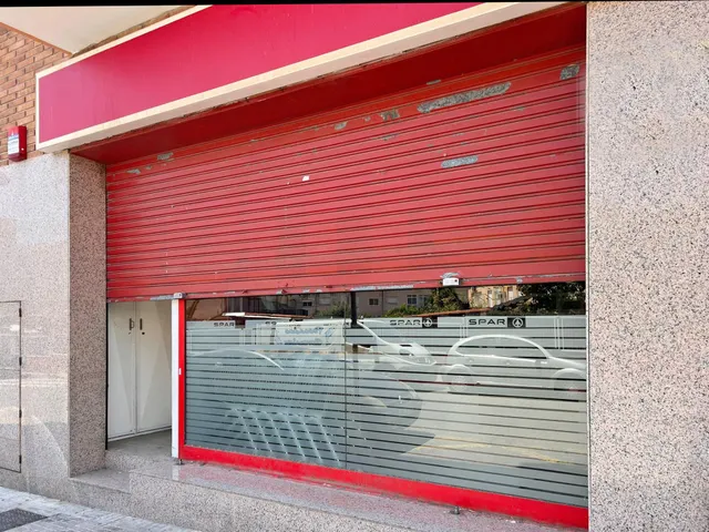 Excelente local en C/ Alcalde Marian Fonts, La Canonja, Tarragona. — 2