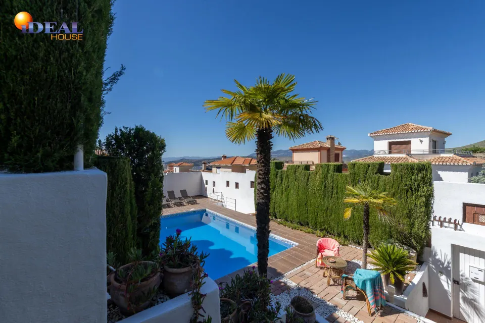 *  Espectacular chalet con piscina y vistas impresionantes