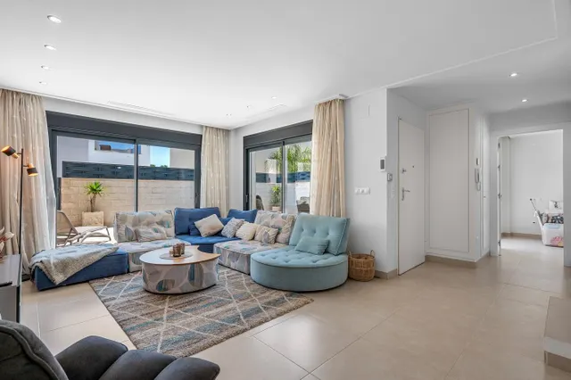 Villa moderna con piscina privada, 3 dormitorios y 3 baños. — 6