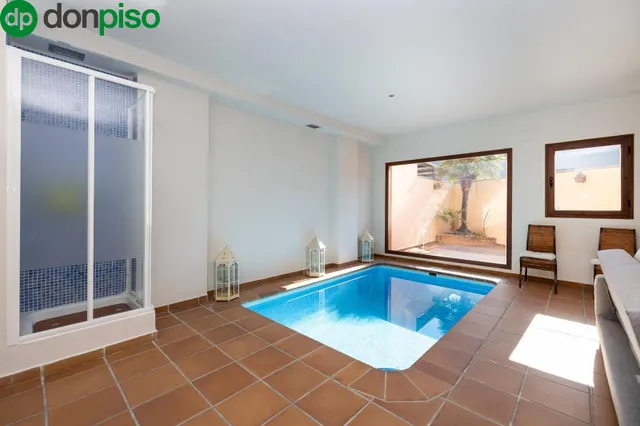 ESPECTACULAR CASA ADOSADA CON PISCINA INDEPENDIENTE — 40